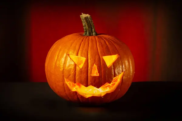 Calabaza Halloween Con Cara Miedo Sobre Fondo Oscuro Enfoque Selectivo —  Fotos de Stock