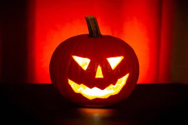 Halloween Tök Ijesztő Arccal Sötét Háttérrel Szelektív Fókusz — Stock Fotó