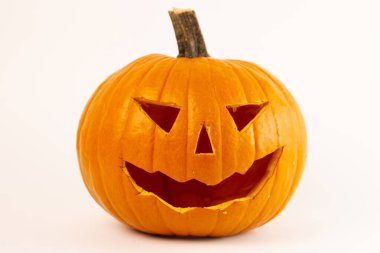 Beyaz arka planda Cadılar Bayramı balkabağı. Balkabağı feneri.