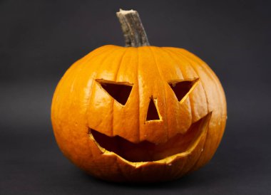 Cadılar Bayramı balkabağı kafalı balkabağı feneri siyah arka planda