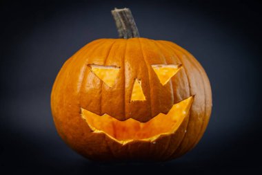 Cadılar Bayramı balkabağı kafalı balkabağı feneri siyah arka planda