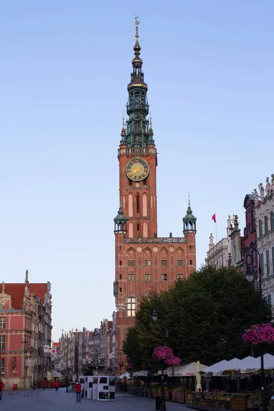Polonya 'nın eski Gdansk kasabası. Gün batımında eski kasaba caddesinde.