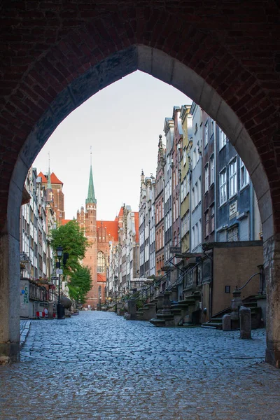 Polonya 'nın eski Gdansk kasabası. Gün batımında eski kasaba caddesinde.