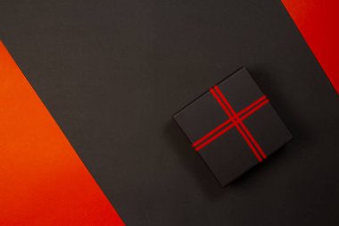 Siyah arka planda kırmızı kurdeleli siyah hediye kutuları. Üst görünüm.