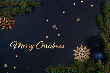 Bir Noel ağacı, siyah arka planda süslemeler. Üst görünüm.