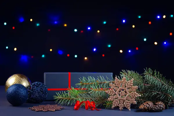  Siyah arka planda Noel ağacı süslemeleri ve ışıklar