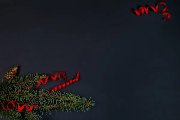 Bir Noel ağacı, siyah arka planda süslemeler. Üst görünüm.