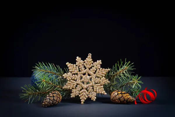 Noel ağacı, siyah arka planda süslemeler.