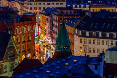 Geceleri eski Kopenhag kasabası. Uzun pozlama