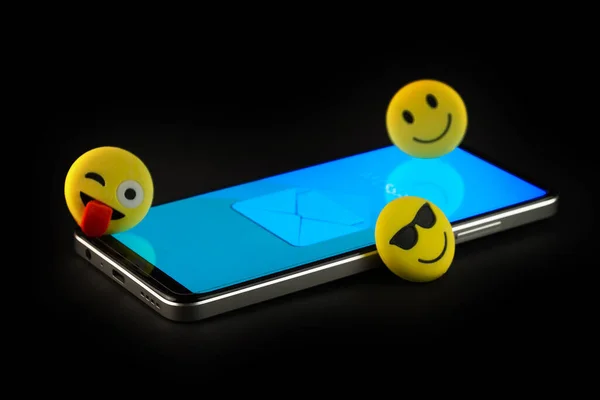 Gülen yüzlü ve emojili cep telefonu..
