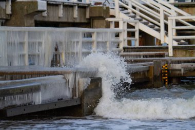 Baltık Denizi 'ndeki iskeledeki donmuş dalgalar, Polonya.