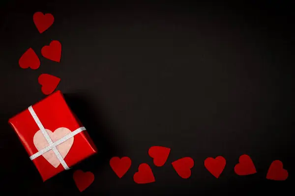 hediye kutusu ve siyah arka planda kalpler