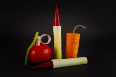 Mühimmat olarak sebzeler. Sağlıklı beslenme kavramı. Siyah bir arkaplanda.