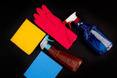 Bir şişe temizleyici ve sünger de dahil olmak üzere çeşitli temizlik malzemeleri.