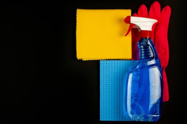 Mavi bir şişe temizlik sıvısı ve sarı bir sünger.