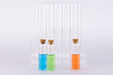 Beyaz arka plan, bilim ve tıbbi konsept üzerine laboratuvar test tüpleri.