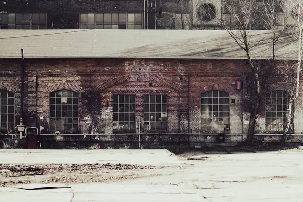 Şehirdeki terk edilmiş sanayi binası. Filtrelenmiş resim işlenmiş vintage efekti.