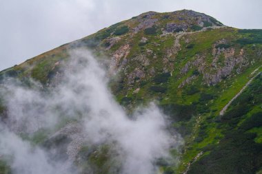 Bulutlardaki dağ zirvesi. güzel doğa.