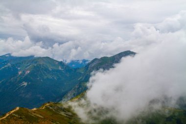Yazın dağların manzarası