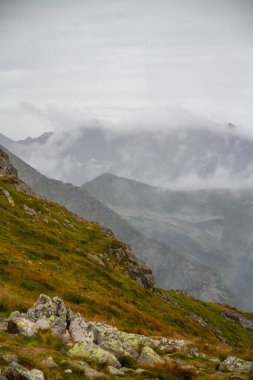 Dağları ve bulutları olan güzel bir manzara
