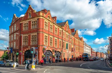 Dublin, İrlanda - 16 Eylül 2022: Lord Edward caddesindeki Iconic eski Victoria tuğlası bina, Harding Hotel ve Cooper Alley Bistro 'yu barındırıyor.