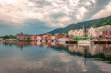 Bergen, Norveç - 15 Ağustos 2022: Bryggen manzarası, limanın doğu tarafında sıralanan Hanseatik mirası ticari binaları ile.