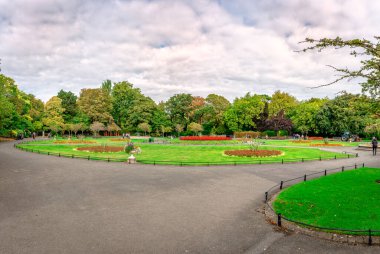 Dublin, İrlanda - 16 Eylül 2022: St. Stephen 's Green, şehrin merkezinde yer alan bir halk parkı.