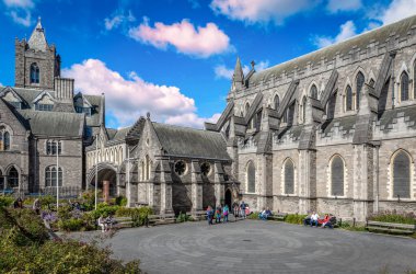 İrlanda, Dublin - 16 Eylül 2022: The Christ Church Katedrali (resmî adıyla Kutsal Üçlemenin Katedrali) ve soldaki bölüm evi.