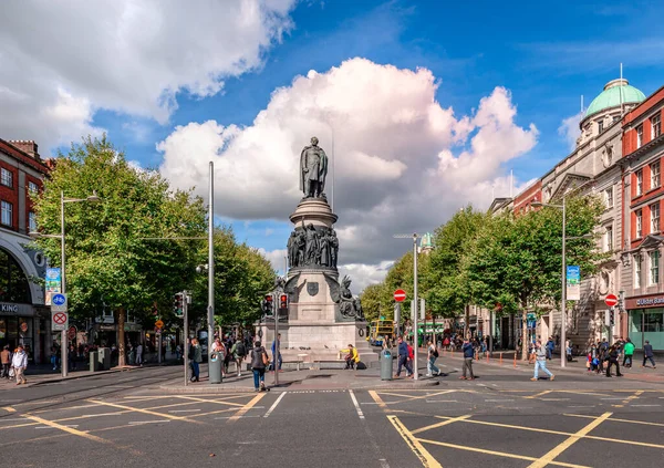 İrlanda, Dublin - 16 Eylül 2022: Daniel O 'Connell anıtıyla O' Connell Caddesi 'nin alt tarafı. Fotoğraf O 'Connell Köprüsü' nden çekildi, kuzeye bakıyor..