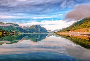 Jolstravatnet Gölü, Sunnfjord Belediyesi, Vestland İlçesi, Norveç. Fotoğraf Skei köyünden..