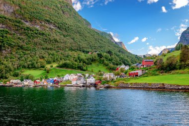 Denizden görülemeyen. Norveç 'in Aurlandsfjord, Vestland ilçesi boyunca uzanan pitoresk küçük bir köydür ve popüler bir turizm merkezidir.