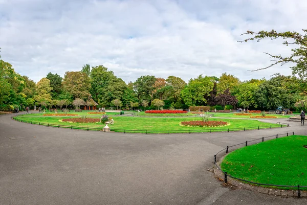 Dublin, İrlanda - 16 Eylül 2022: St. Stephen 's Green, şehrin merkezinde yer alan bir halk parkı.