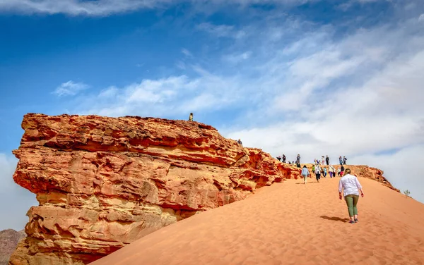 约旦Wadi Rum 2023年4月15日 游客在爬沙丘时玩乐 — 图库照片