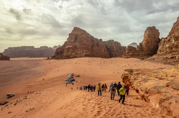 Wadi Rum Jordanien April 2023 Touristen Erklimmen Eine Sanddüne Unter — Stockfoto