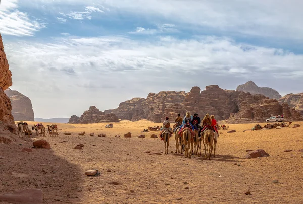 约旦瓦迪拉姆 2023年4月15日 游客们乘坐骆驼在沙漠中畅游 — 图库照片