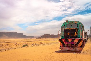 Wadi Rum 'da eski bir dönemin modası geçmiş treni, Ürdün' ün ünlü çölü..