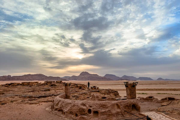 一名身份不明的男子在约旦南部的Wadi Rum观看日出 — 图库照片