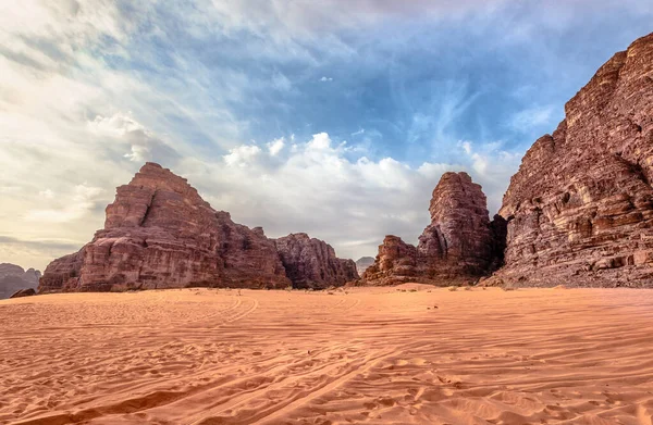 位于约旦南部的瓦迪拉姆 月亮谷 的风景景观 这个山谷被切割成了砂岩和花岗岩岩石 — 图库照片