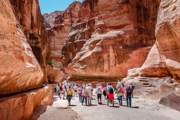 Petra Jordánia Április 2023 Turisták Séta Siq Főbejárat Ősi Nabatean — Stock Fotó