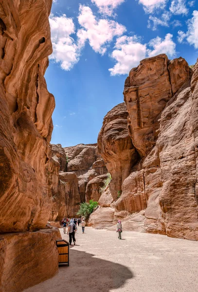 Petra Jordanien April 2023 Menschen Gehen Durch Den Siq Den — Stockfoto