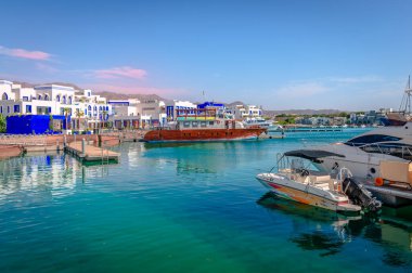 Akabe, Ürdün - 15 Nisan 2023: Ayla Oasis manzarası. Bu, Okuma Denizi kıyılarında lüks bir liman bölgesi oluşturmayı amaçlayan bir emlak geliştirme projesi..