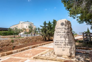 Nebo Dağı, Ürdün - 14 Nisan 2023: Arka planda Musa Anıtı Kilisesi olan Musa Anıtı.