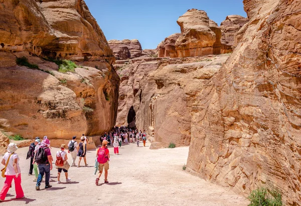 Petra Jordanien April 2023 Touristen Gehen Auf Den Siq Die — Stockfoto