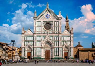 Floransa, İtalya - 26 Mayıs 2018: Santa Croce Meydanı üzerinde yer alan Floransa 'daki ana Fransisken kilisesi olan Bazilika di Santa Croce (Kutsal Haç Bazilikası).