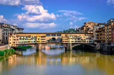 Ponte Vecchio (eski Köprü), İtalya 'nın Floransa kentinde. Arno Nehri boyunca uzanan bu ortaçağ taş köprüsü üç bölümden oluşuyor ve her zaman dükkan ve tüccarlara ev sahipliği yapıyor..