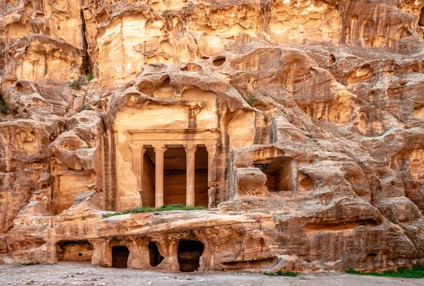 Templomok Barlangok Felett Homokkőbe Vésve Siq Baridban Little Petrában Jordániában — Stock Fotó