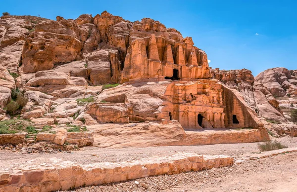 Kilátás Főút Petra Egy Sor Monumentális Nabataean Sírok Faragott Sziklafal — Stock Fotó