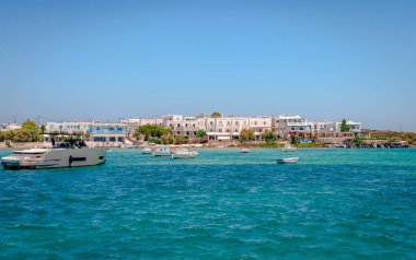 Antiparos, Yunanistan - 23 Haziran 2023: Beyazlatılmış evler ve Ege Denizi 'ne bakan tatil beldeleri ile deniz kıyısı manzarası. 