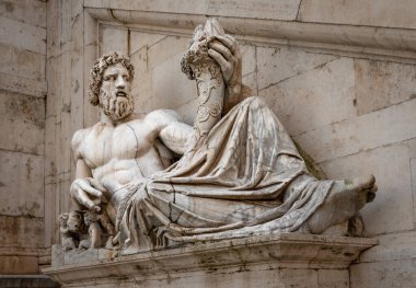 Tiberinus 'un antik heykeli (Tiber nehri tanrısı) bir kornucopia (bolluk boynuzu) taşır. Palazzo Senatorio 'nun önünde, Piazza del Campidoglio' da (Capitoline Meydanı), Roma, İtalya