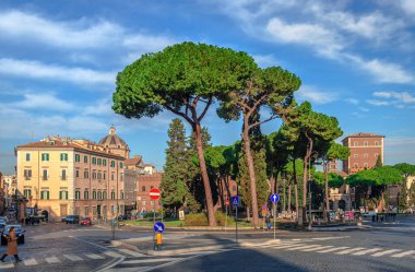 Roma, İtalya - 1 Aralık 2018: Capitoline Tepesi 'nin tabanında yer alan bir meydan olan Piazza d' Aracoeli 'nin manzarası. Roma 'nın çamları resme hükmediyor..